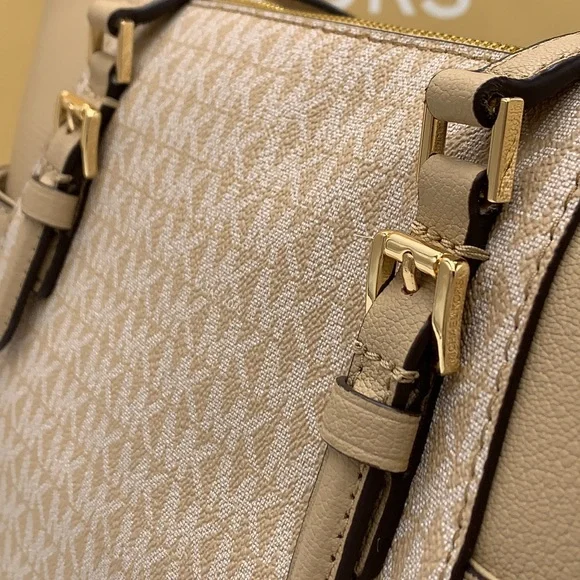 MICHAEL KORS
Charlotte Large Logo and Leather Top-Zip Tote Bag Bisque Mu… - Picture 15 of 16